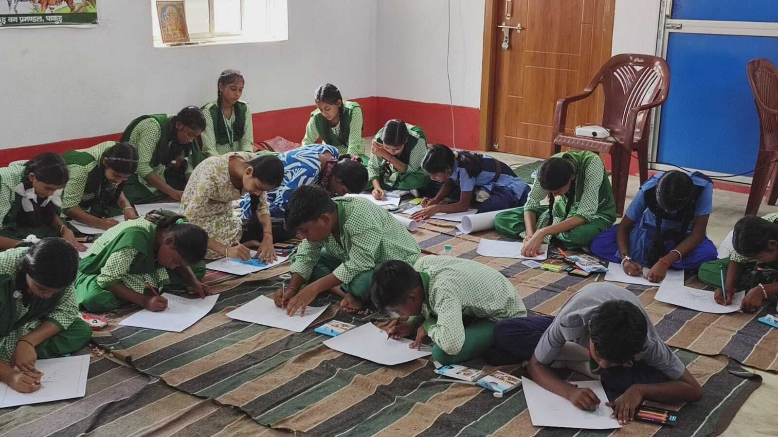 बच्चों ने वन्य जीव संरक्षण को लेकर बनाई पेंटिंग