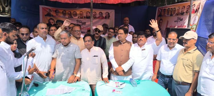 Giridih News :कांग्रेस का वोट चोर-गद्दी छोड़ हस्ताक्षर अभियान शुरू