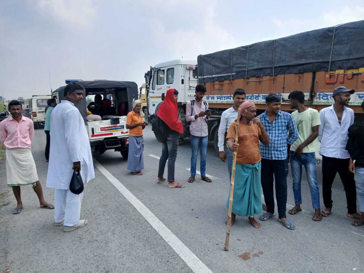 क्राॅसिंग बंद करने पर ग्रामीणों ने जाम की सड़क