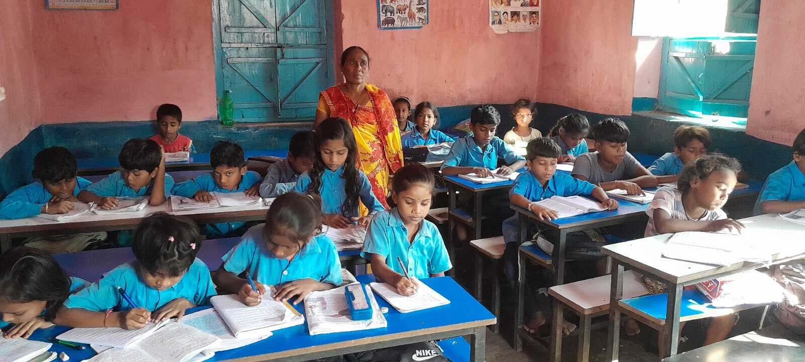 Madhubani : प्राथमिक विद्यालय में एक कमरे में ही कार्यालय व तीन वर्ग कक्ष का हो रहा संचालन