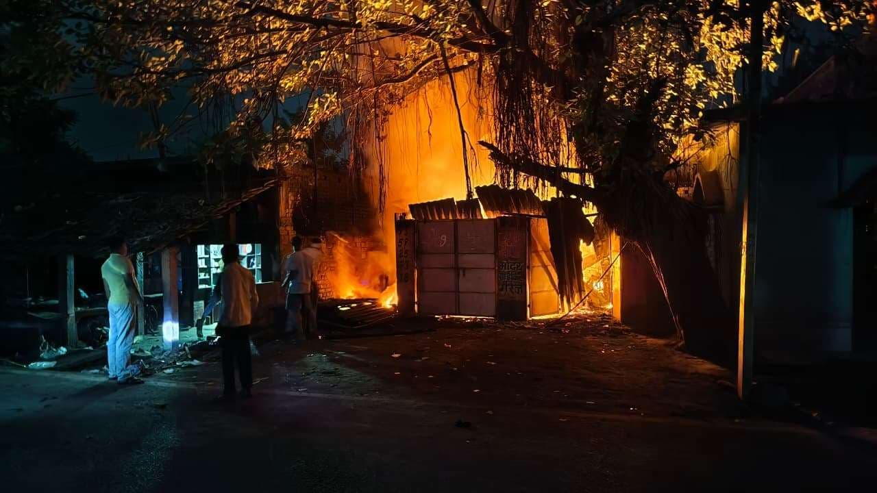 बोरियो में गैरेज में लगी भीषण आग, नौ बाइकें जलकर राख