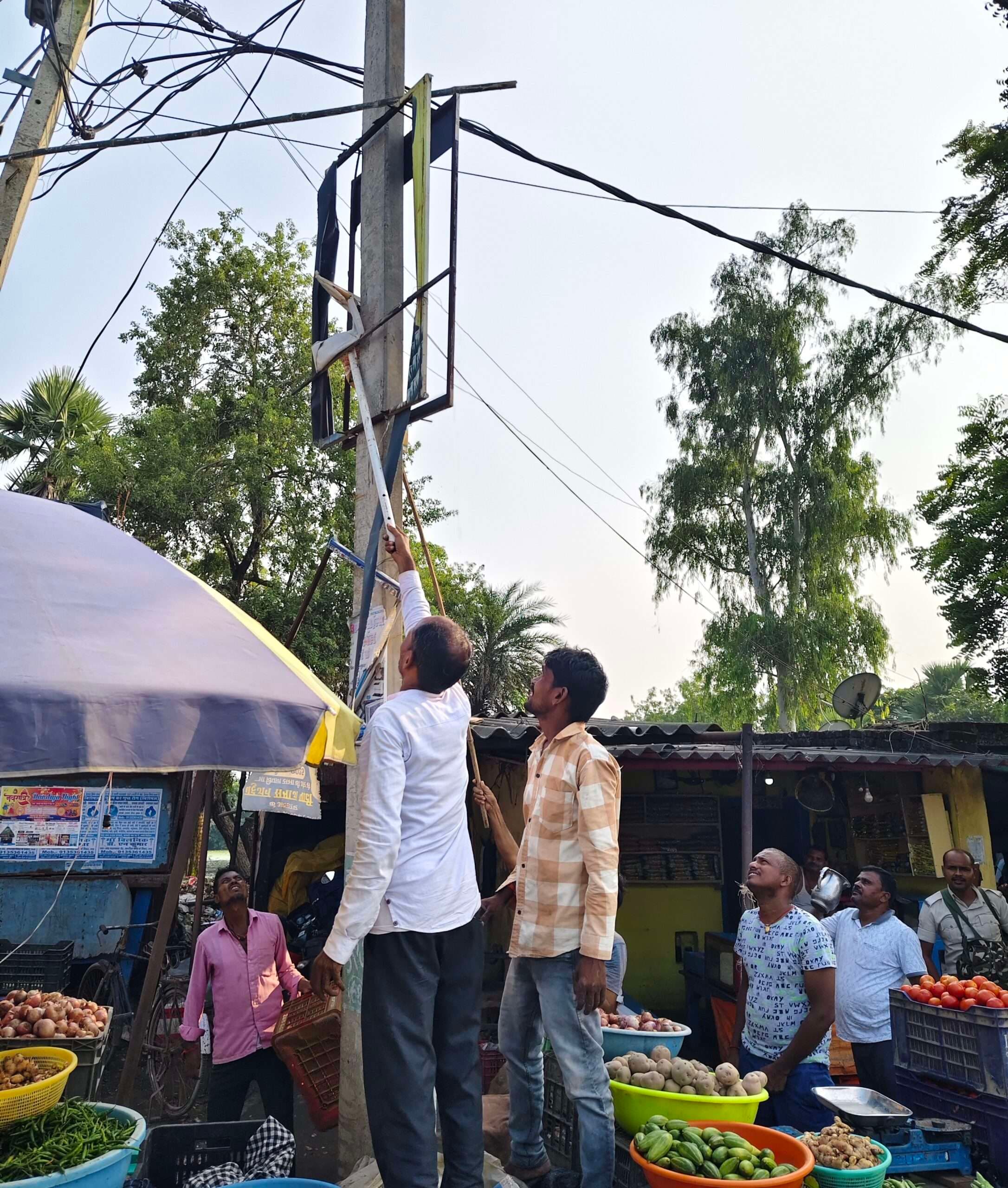 गुरुआ में प्रशासन ने सार्वजनिक स्थानों से हटाये राजनीतिक बैनर-पोस्टर