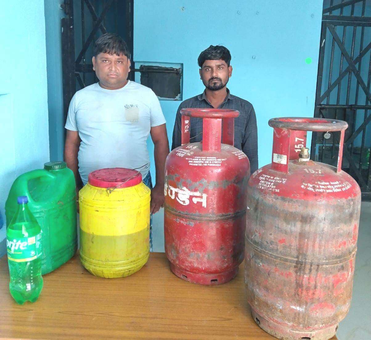 मिनी शराब फैक्ट्री का खुलासा, दो धंधेबाज गिरफ्तार