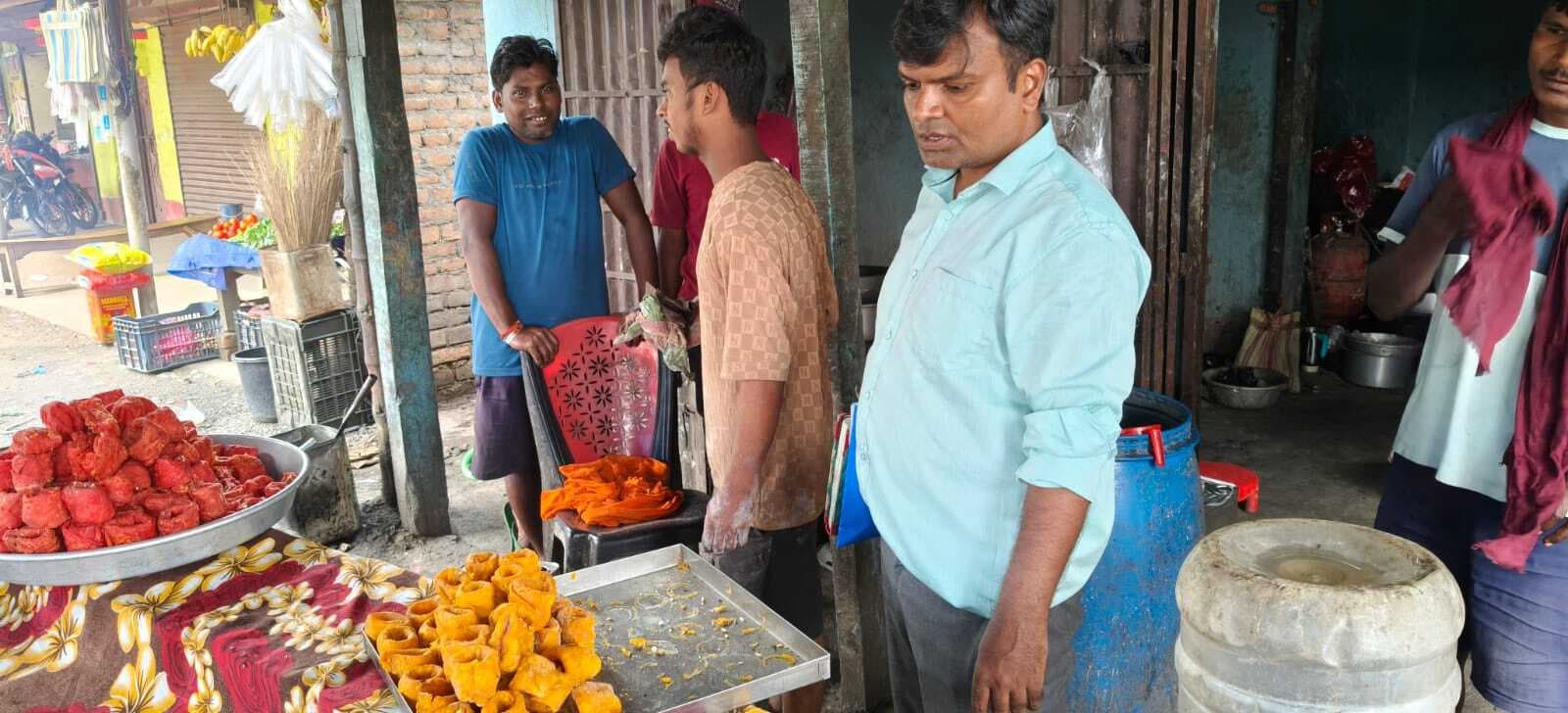 फफूंद लगी मिठाई व एक्सपायरी कोल्डड्रिंक किया गया नष्ट