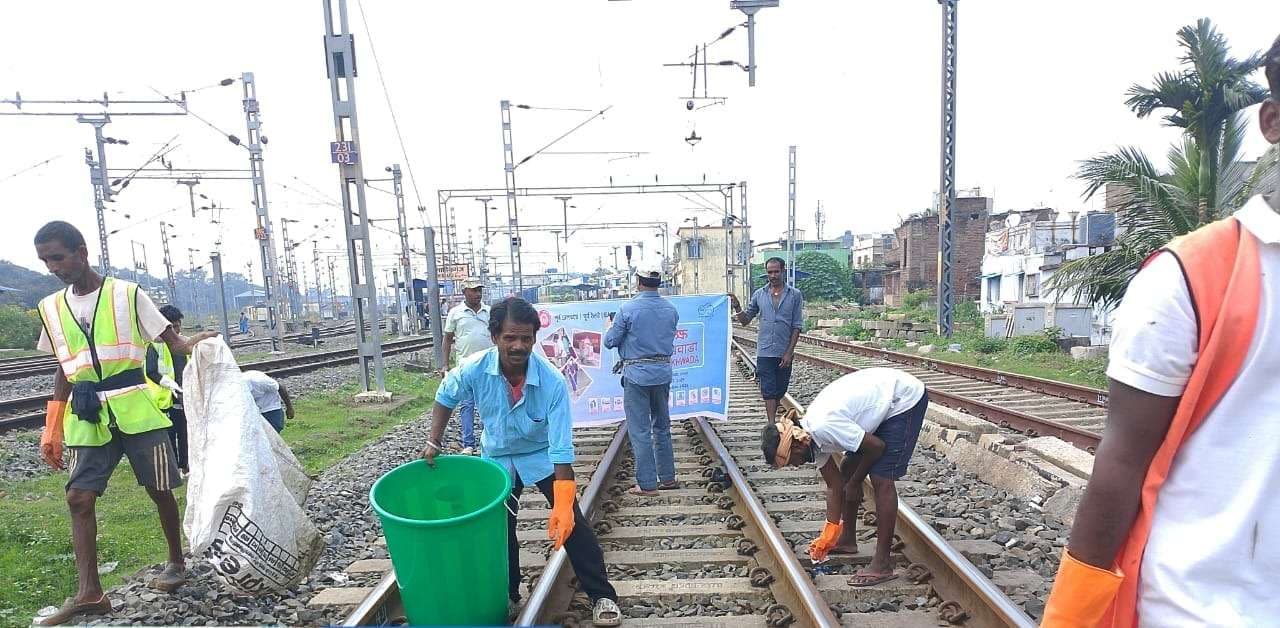 साहिबगंज में रेलवे पटरी स्वच्छता अभियान जारी