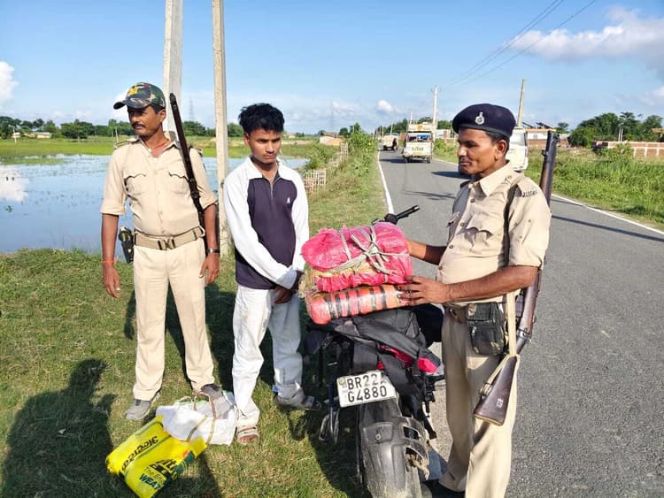 Motihari: 11 किलोग्राम गांजा के साथ तस्कर गिरफ्तार