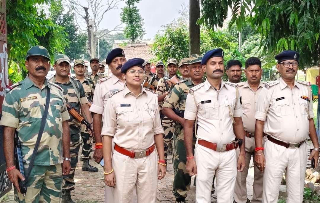 भवानीपुर पुलिस ने अर्ध सैनिक बलों के साथ निकाला फ्लैग मार्च