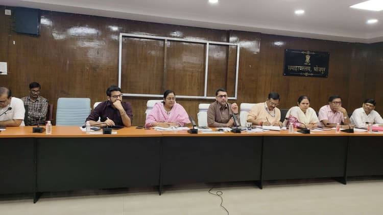 चुनाव में इस्तेमाल के लिए लगनेवाले वाहनों का डेटा बेस करें तैयार : डीएम