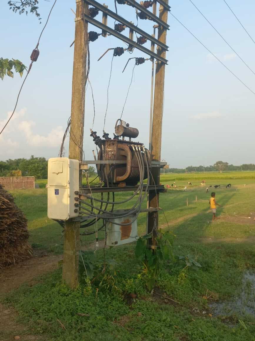 आंधी द बारिश से क्षतिग्रस्त हुई ट्रांसफॉर्मर, अंधेरे में रह रहे वार्ड तीन के उपभोक्ता