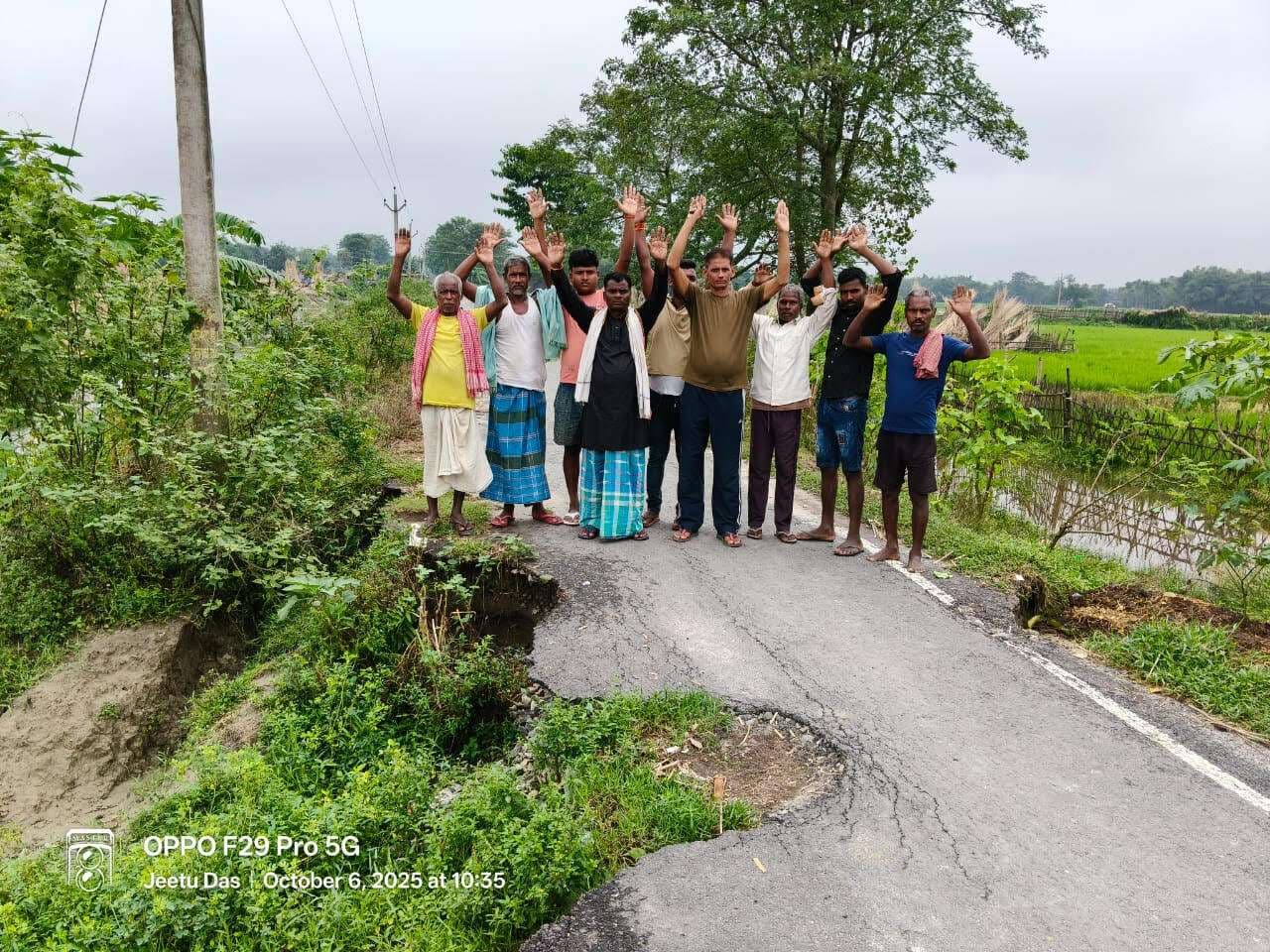 सड़क की समस्या को लेकर ग्रामीणों ने किया प्रदर्शन