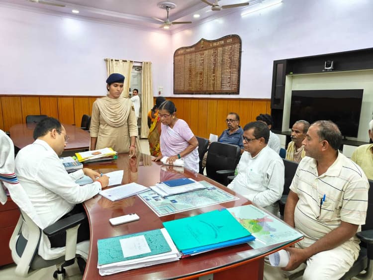 डीएम ने सुनी 60 फरियादियों की सुनीं शिकायतें