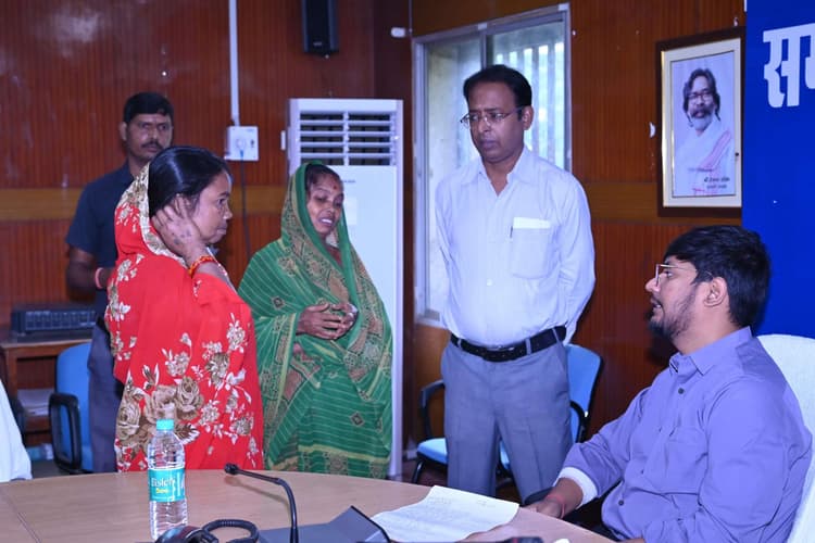 Deoghar News : जनता दरबार में एसडीओ ने सुनीं शिकायतें