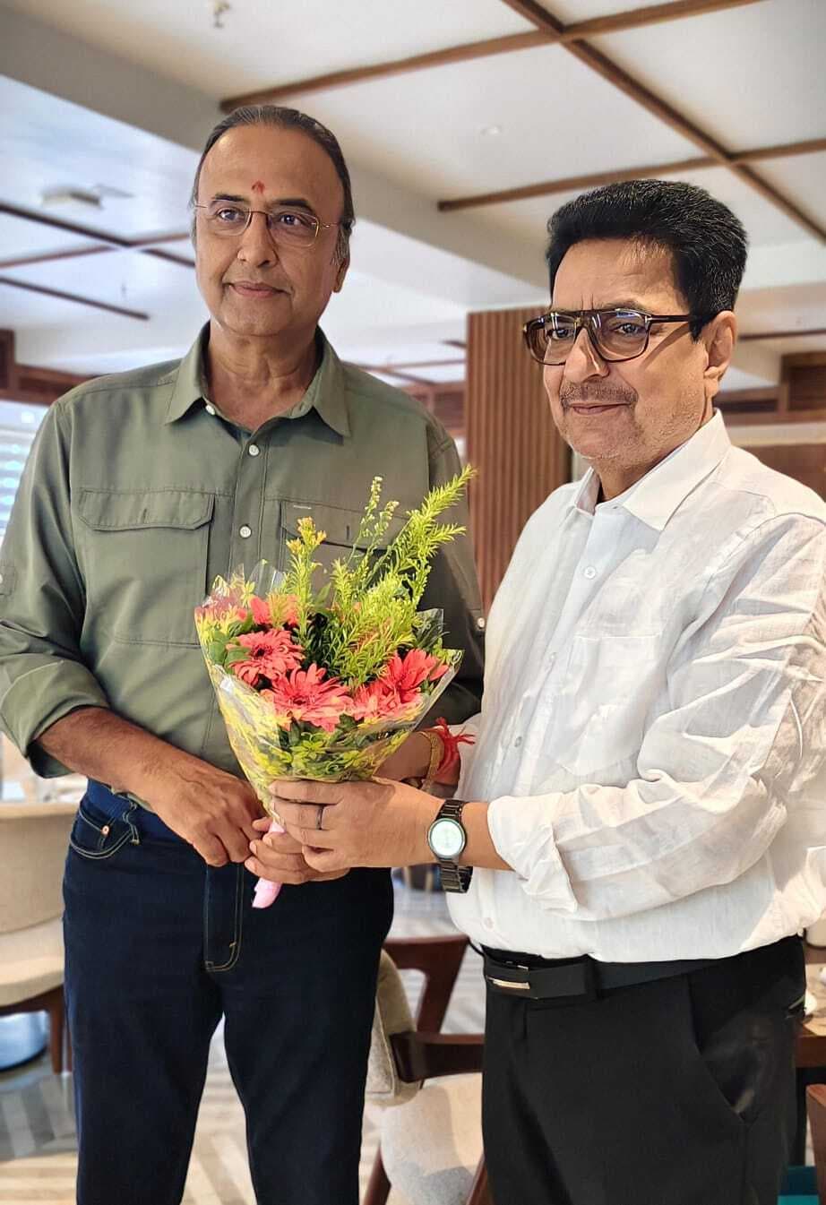 Deoghar news : अंतरराष्ट्रीय कमेंटेटर चारू शर्मा पहुंचे देवघर, खेल के उत्थान पर डॉ. सुनील खवाड़े से हुई सार्थक चर्चा