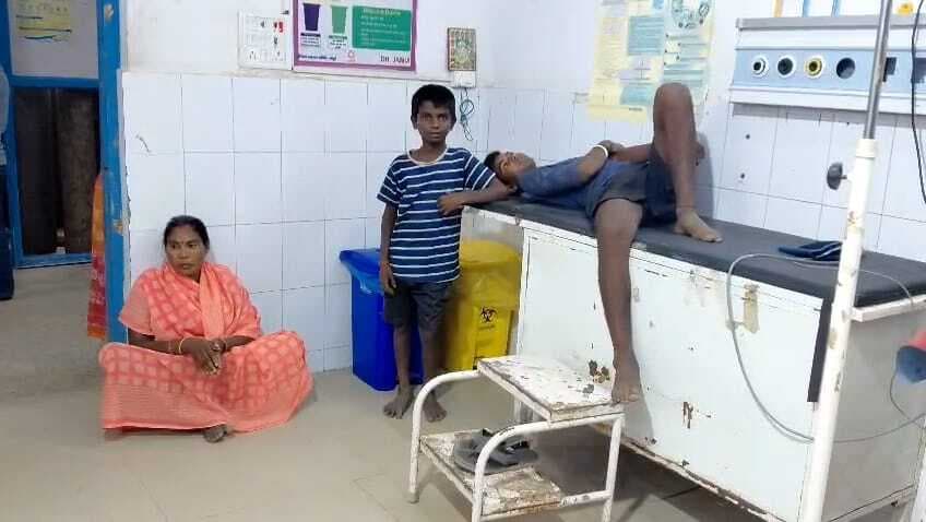 मुखिया ने युवक को पीटकर किया घायल, भर्ती