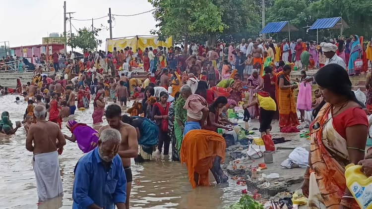 शरद पूर्णिमा पर लोगों ने किया गंगा स्नान