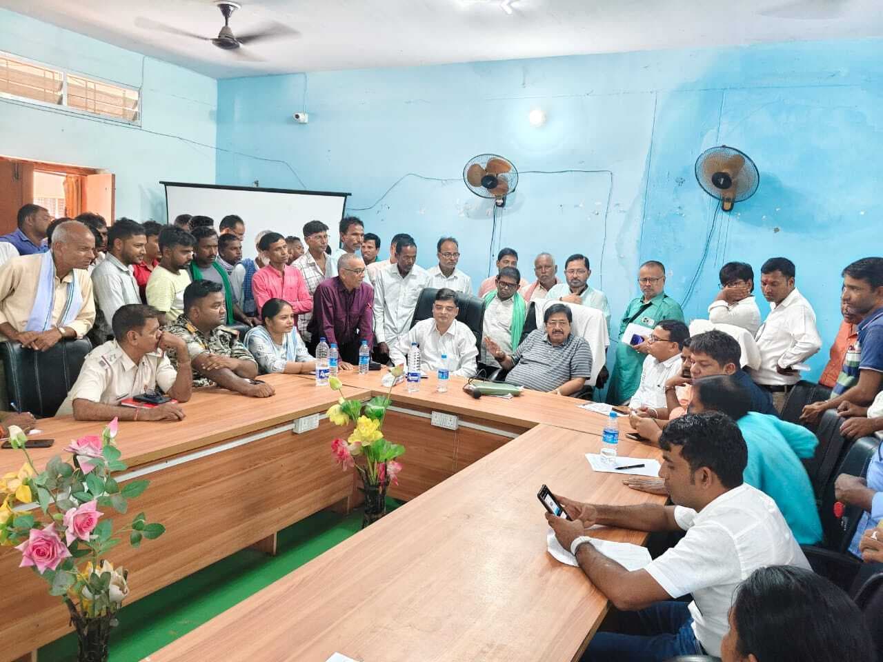 संपूर्ण निराकरण कार्यक्रम के तहत विधायक ने प्रखंड कार्यालय में लोगों की सुनी समस्याएं