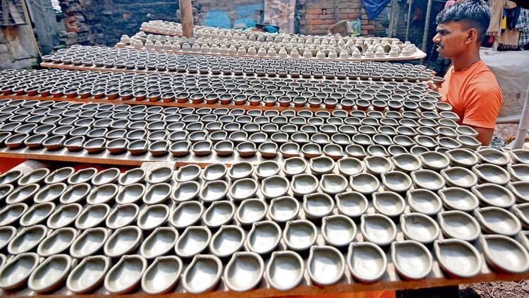 मिट्टी के दीयों को दिया जा रहा अंतिम रूप