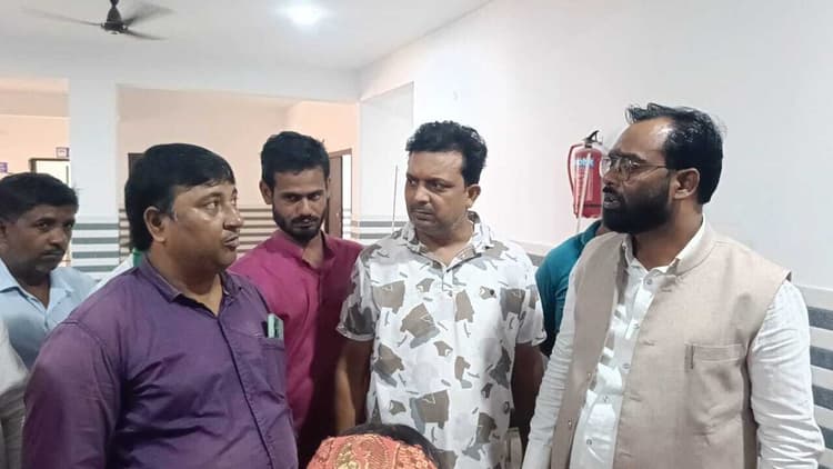 Giridih News: एक्सपायरी डेट का स्लाइन चढ़ाने की खबर पर बीस सूत्री अध्यक्ष पहुंचे अस्पताल