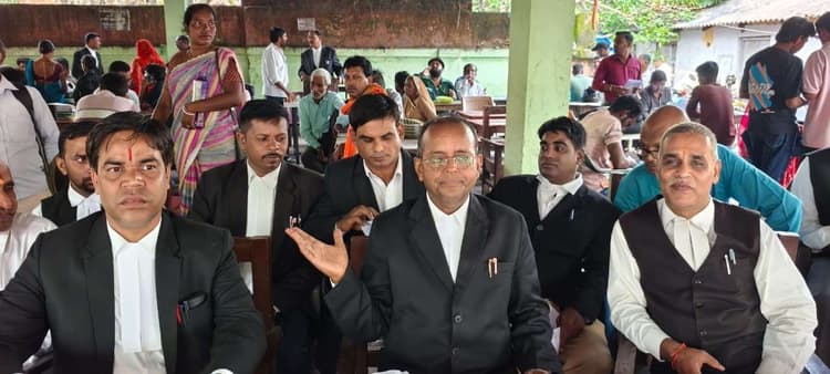 Giridih News: अधिवक्ता के साथ मारपीट का बार एसोसिएशन ने जताया विरोध