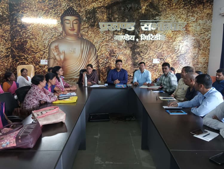 Giridih News: डीएसओ ने की मतदाता सूची के डाटा इंट्री की समीक्षा
