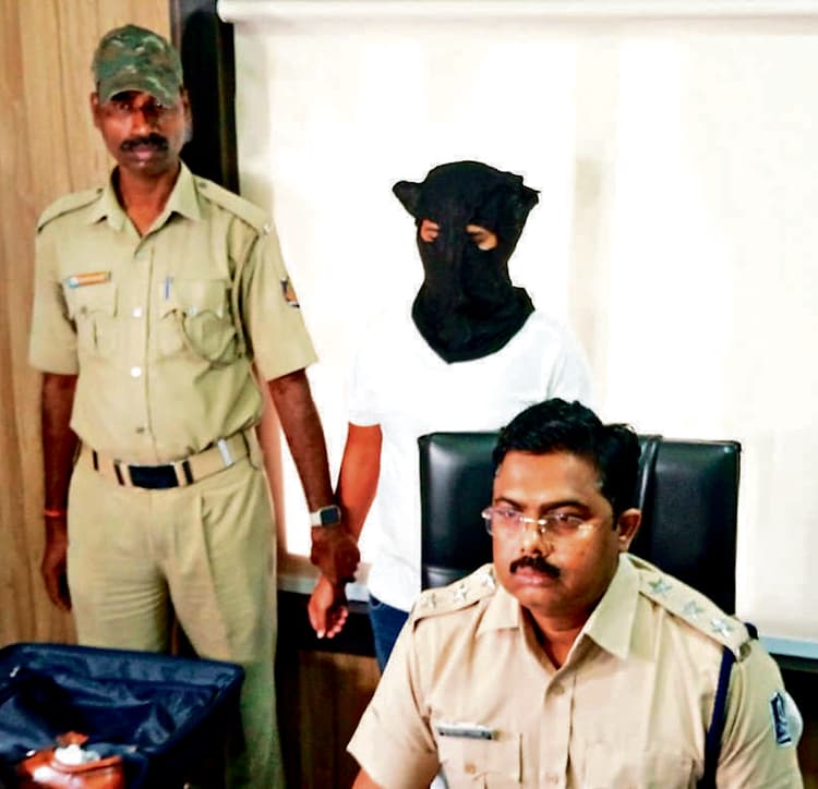 Rourkela News: खुद को एनएसजी और एसपीजी का कमांडो बताकर ठगी करनेवाला शातिर गिरफ्तार