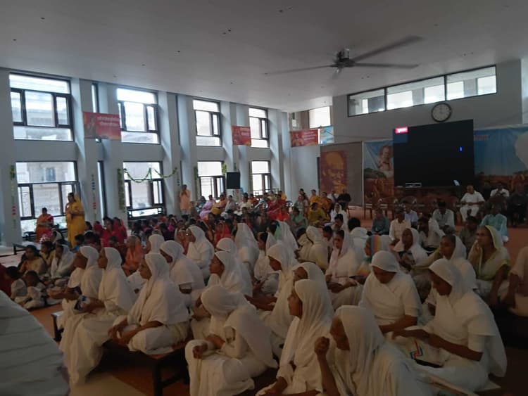 Giridih News: विद्यासागर जी महामुनिराज का अवतरण दिवस मना