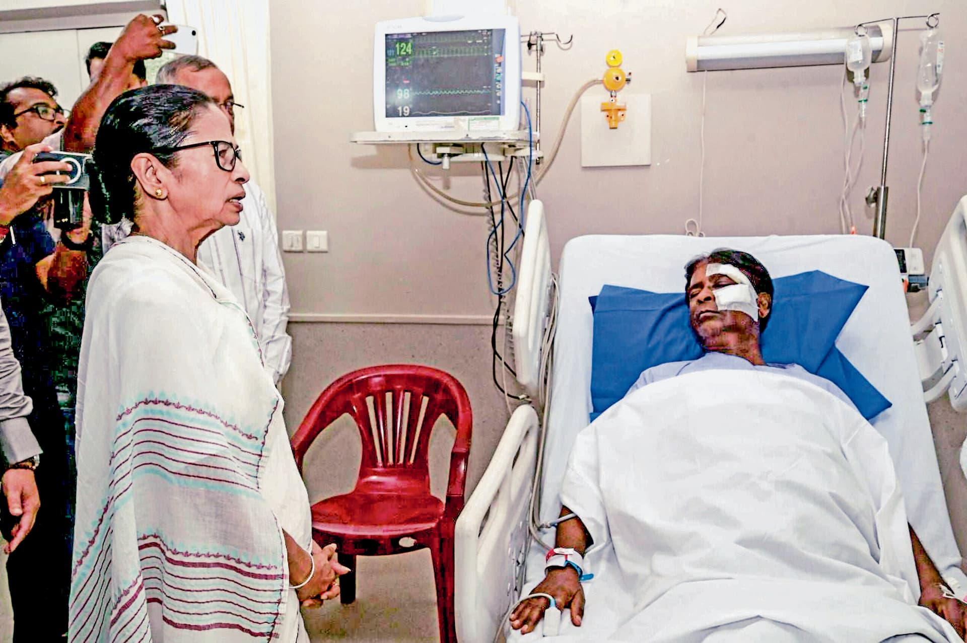 घायल भाजपा सांसद से सीएम ने की भेंट