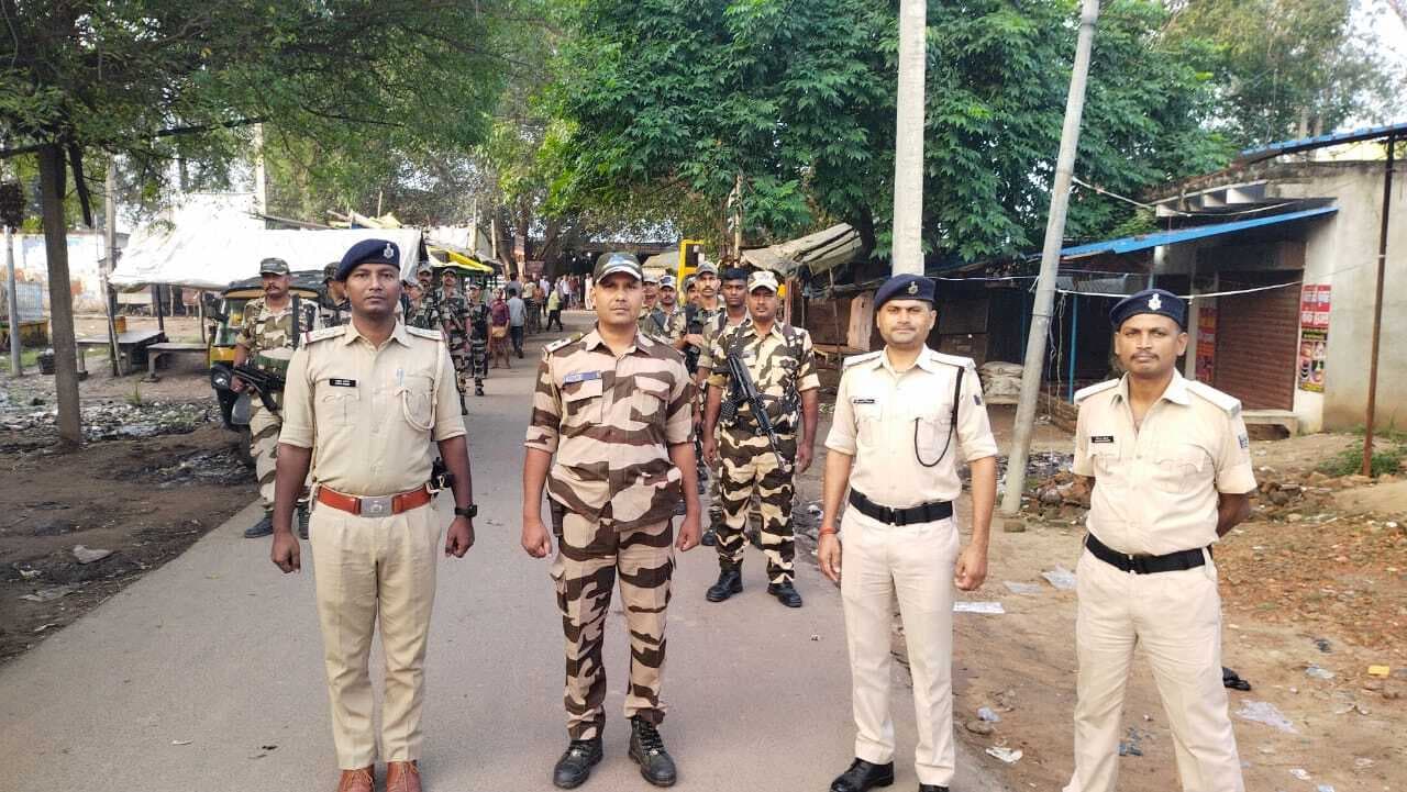 शांतिपूर्ण चुनाव के लिए पुलिस ने किया फ्लैग मार्च