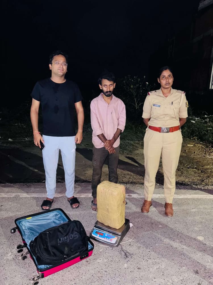 Motihari: 10 किलो गांजा के साथ तस्कर गिरफ्तार