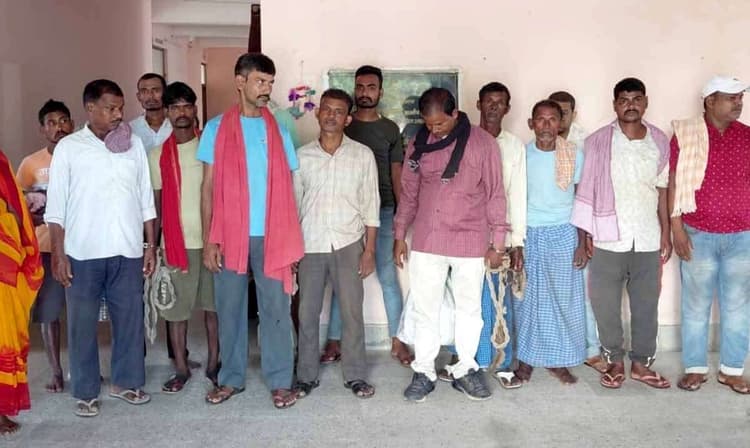 30 लीटर शराब के साथ महिला सहित तीन तस्कर व 11 शराबी गिरफ्तार