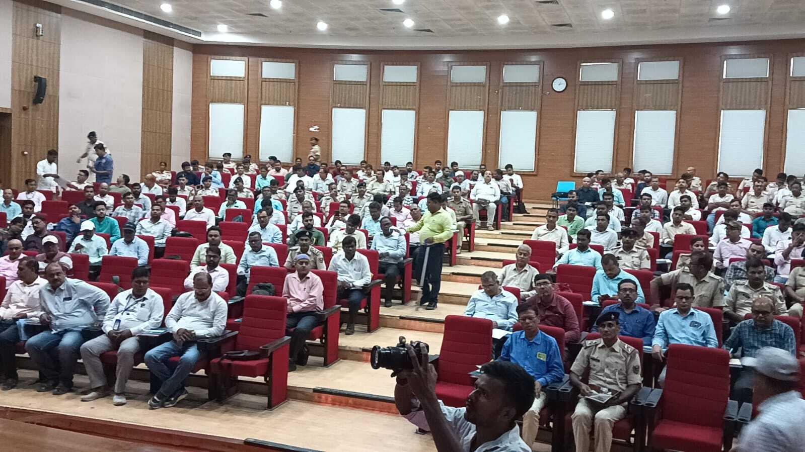 hajipur news. चुनावी तैयारियों के हर पहलू पर सूक्ष्म दृष्टि रखें सेक्टर पदाधिकारी : डीएम