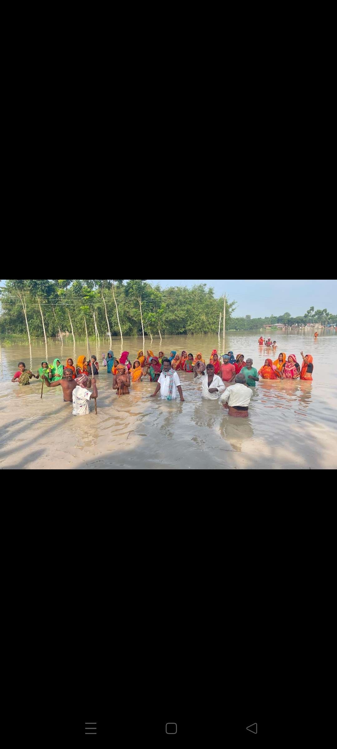 बाढ़ प्रभावित क्षेत्र में लोग परेशान