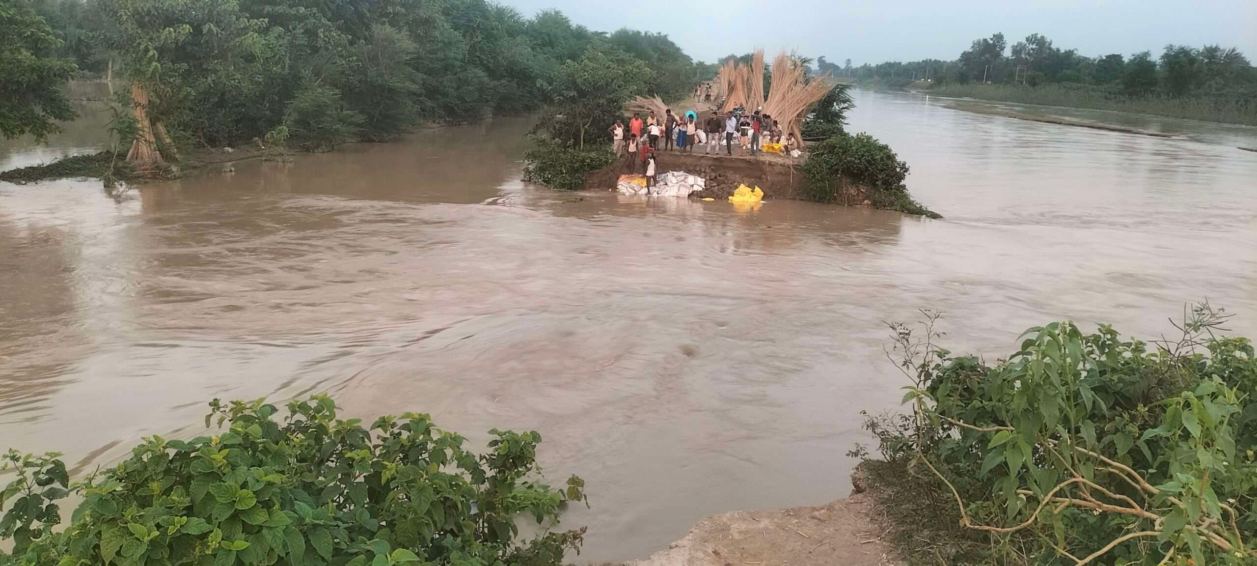 पानी के दबाव के कारण मिर्जापुर नहर टूटा