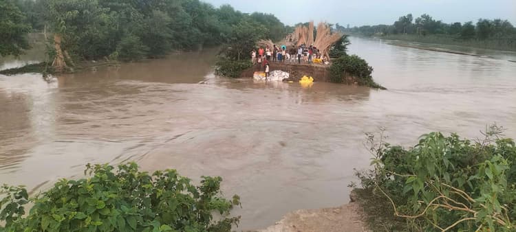 पानी के दबाव के कारण मिर्जापुर नहर टूटा