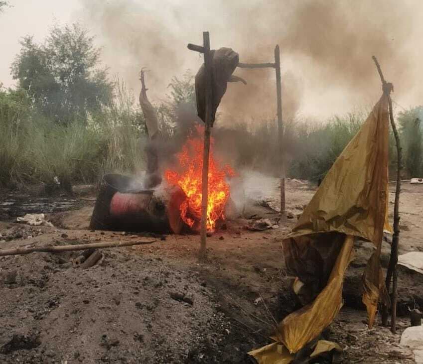 hajipur news. जफराबाद टोंक दियारा में पुलिस ने देसी शराब की 15 भट्ठियां की ध्वस्त