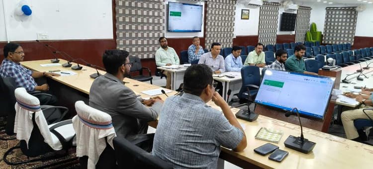 डीएम ने की विभिन्न कोषांगों की समीक्षा