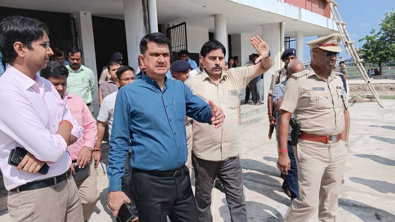 कृषि उत्पादन बाजार समिति में बनाये गये मतगणना केंद्र का जिला निर्वाची पदाधिकारी ने लिया जायजा