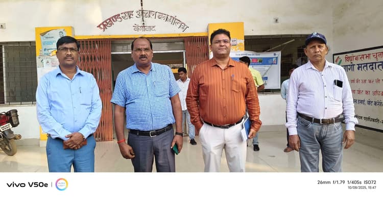 Giridih News :मतदाता सूची मैपिंग कार्य में जुटे कर्मी, अधिकारियों ने लिया जायजा