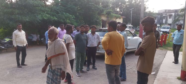 Giridih News :बिरनी में बाइक से गिरकर एक नाबालिग की मौत, तीन घायल