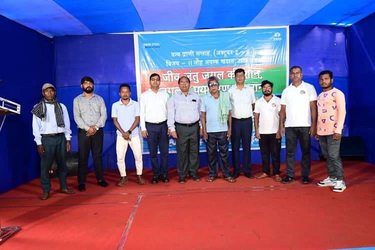 Chaibasa News : वन्यप्राणियों के संरक्षण के लिए निकाली प्रभातफेरी