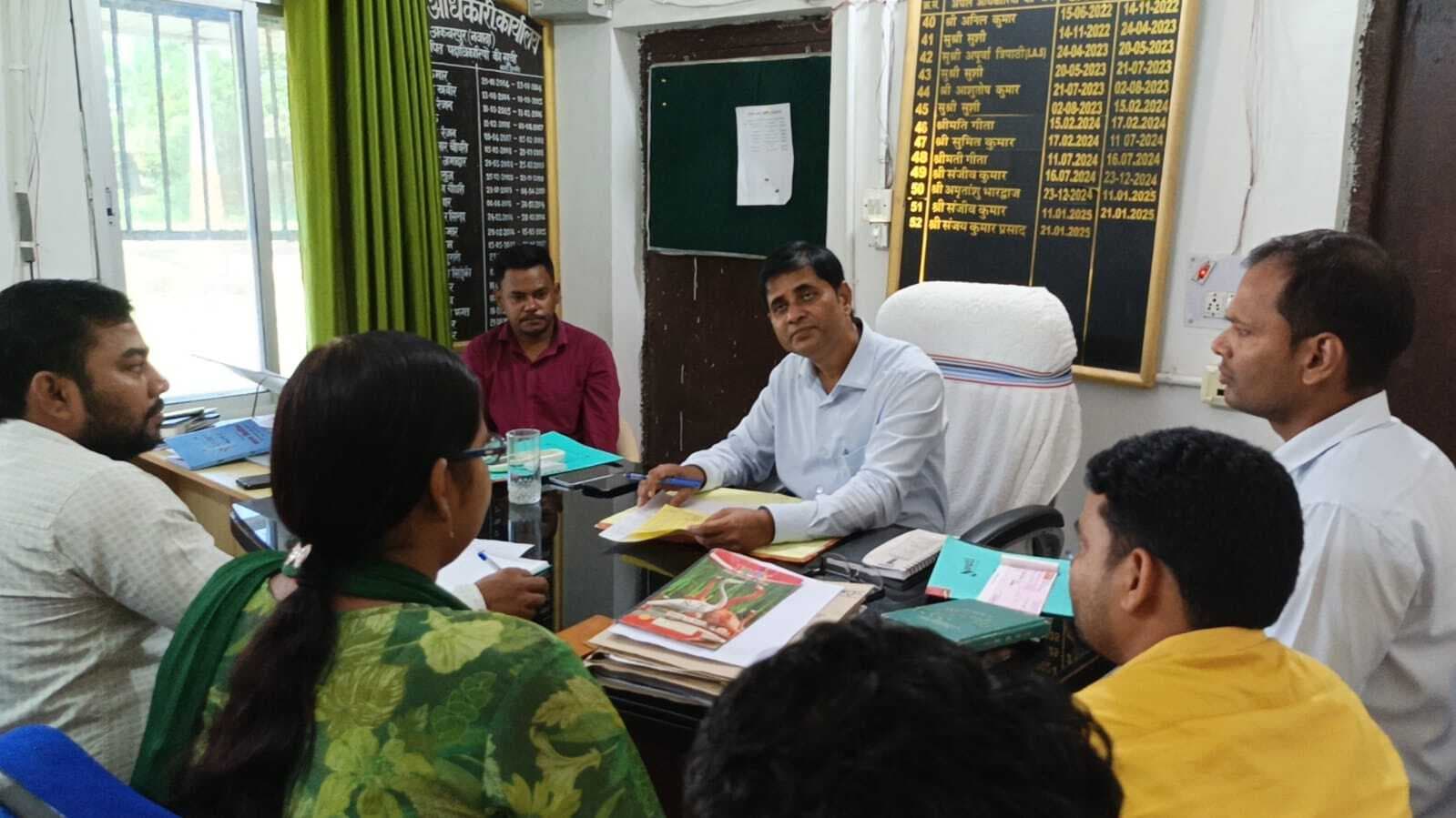 विधानसभा चुनाव को लेकर अकबरपुर अंचल कार्यालय में बैठक, आचार संहिता पर दी गयी विशेष जानकारी