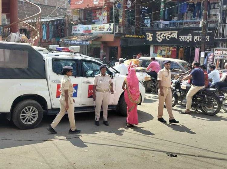 hajipur news. महुआ बाजार में जाम से निबटने के लिए वैन के साथ यातायात पुलिस तैनात