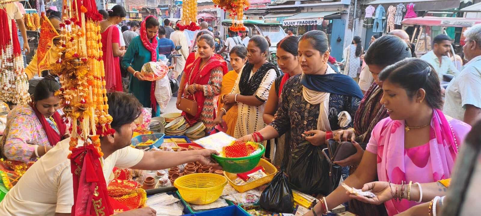 करवाचौथ की खरीदारी के लिए बाजारों में उमड़ी महिलाओं की भीड़