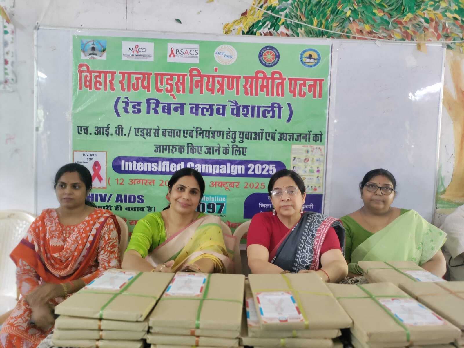 hajipur news. एड्स संबंधित क्विज में प्रीति अव्वल, काजल दूसरे व संध्या तीसरे स्थान पर