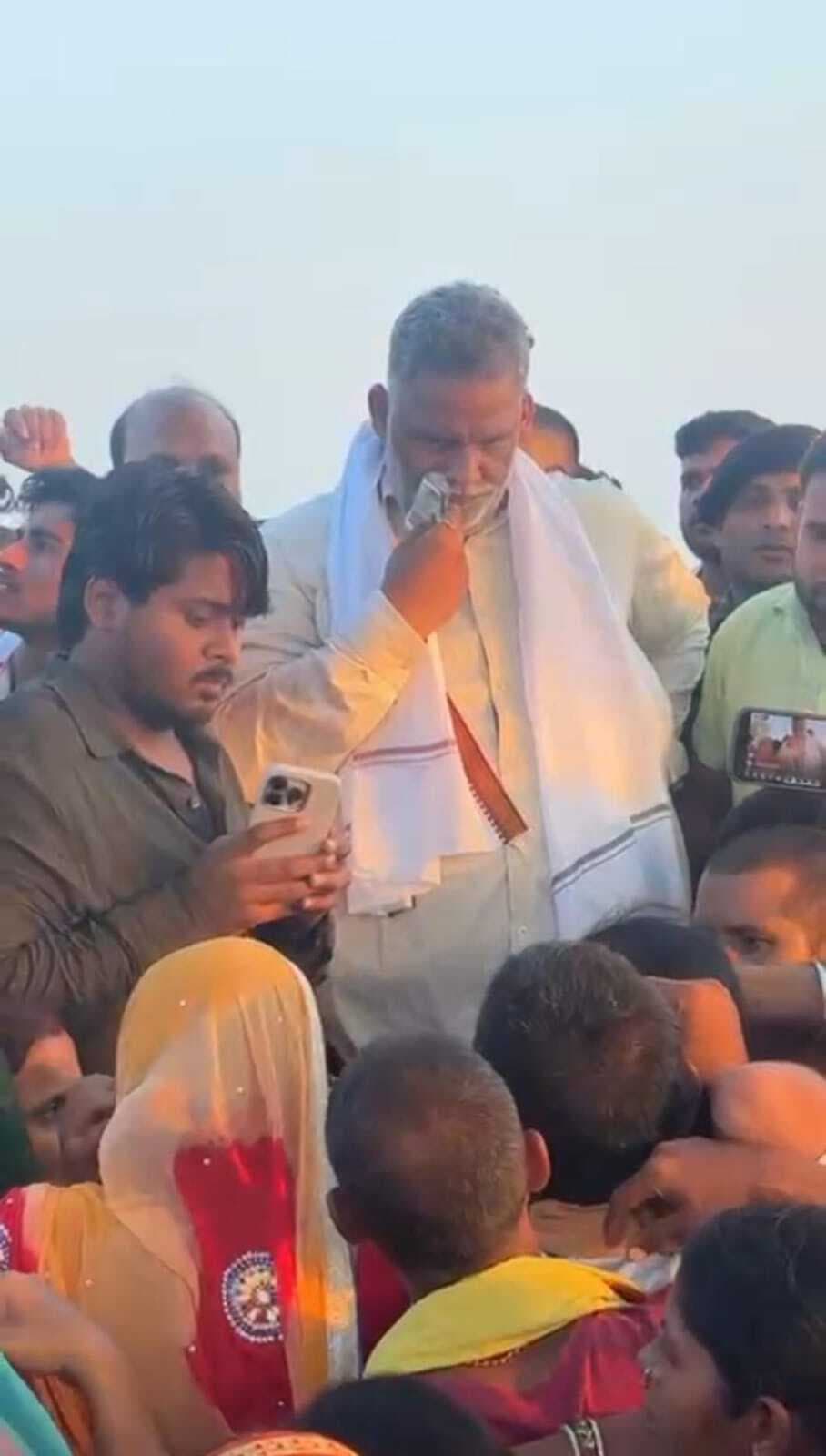 hajipur news. पप्पू यादव पर बाढ़पीडितों के बीच रुपये बांटने का आरोप