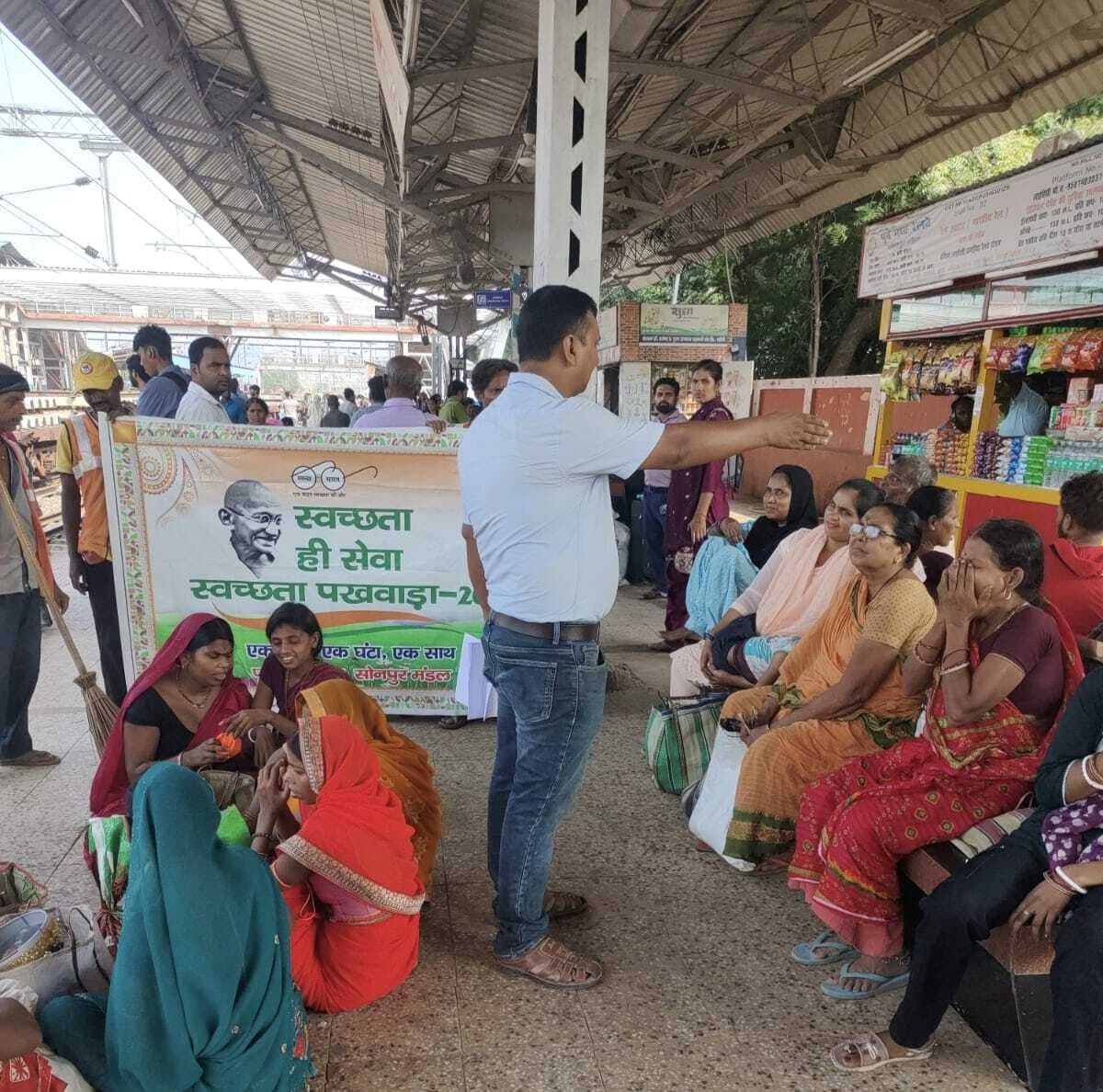 स्टेशन पर चल रहे कैंटीन, फूड स्टॉल, खाद्य पदार्थों की स्वच्छता व गुणवत्ता की हुई जांच