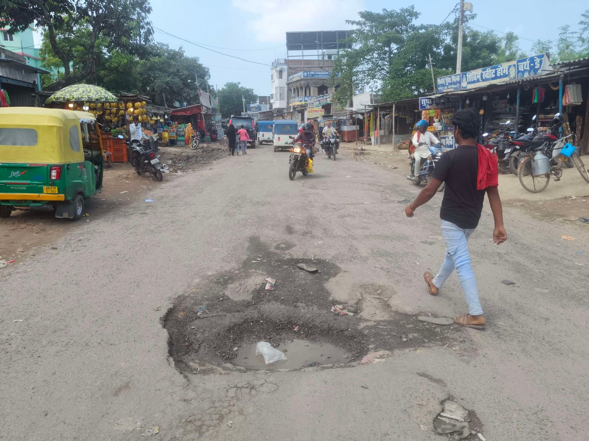 Madhubani News : रहिका इंसाफ चौक पर सड़क जर्जर, राहगीर परेशान