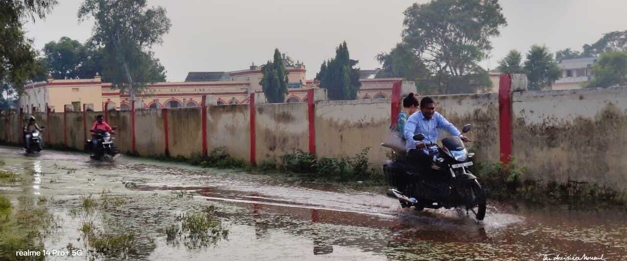 Kaimur News : घुटने भर पानी से होकर आते-जाते हैं स्टूडेंट्ंस और शिक्षक