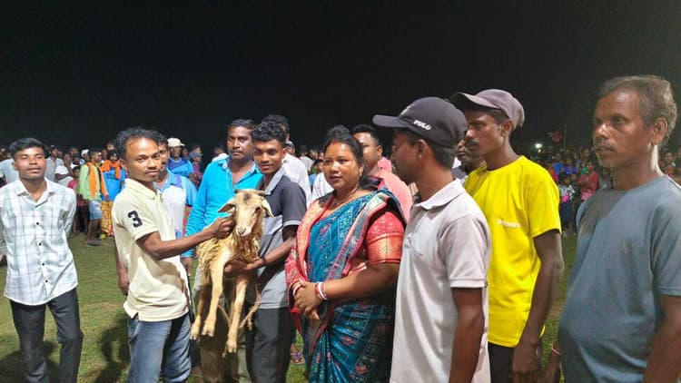 East Singhbhum News : गीतिलडीह में फुटबॉल टूर्नामेंट आकाश क्लब बना विजेता