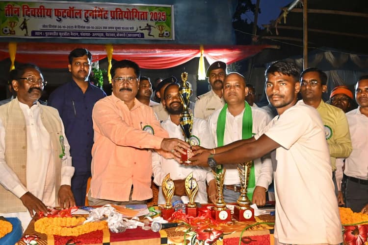 Bokaro News : आदिवासी छात्रावास पेटरवार की टीम ने जीता खिताब